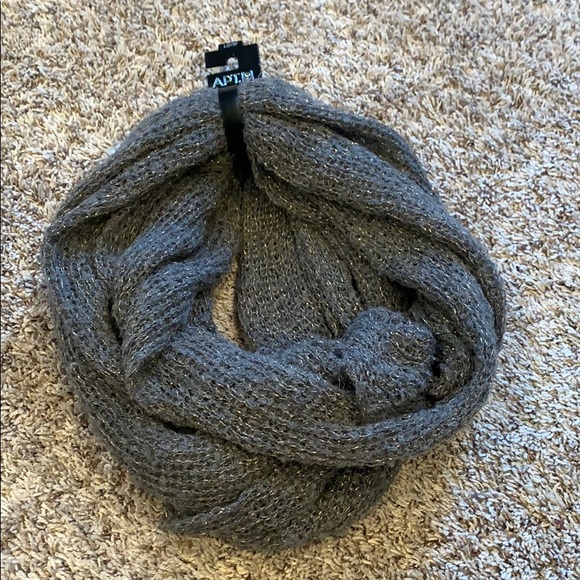 Infinity Loop Scaf - Picture 1 of 2